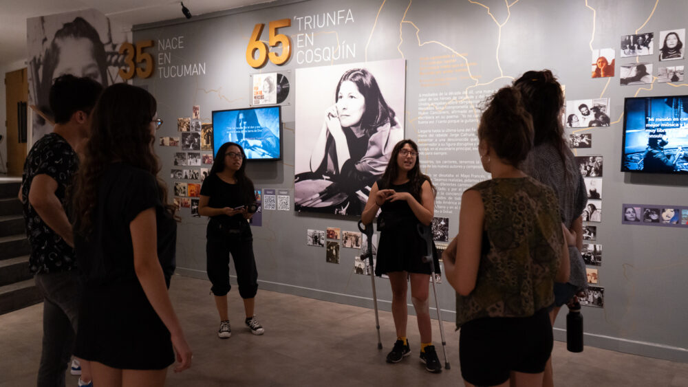 Visita guiada a la exhibición de Mercedes Sosa en el Centro Cultural Borges